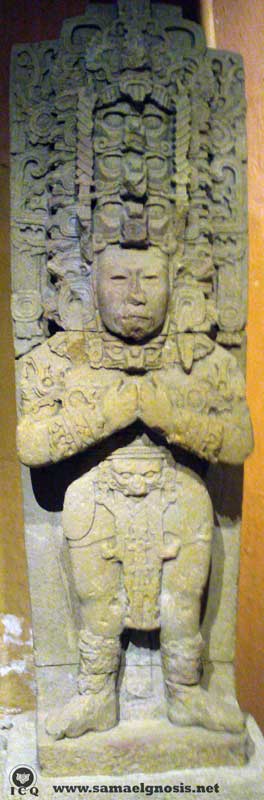 Las estelas mayas representan la triada divina en su mitra con tres rostros y los siete mundos en los atributos o adornos. En el brazo derecho el Ser, brazo izquierdo el alma divina, corazón el alma humana, región del cinturón mente y el astral, mandil al etérico y las sandalias al físico. El Señor de la Dualidad y los cuatro rumbos, Zona Arqueológica de Tonina, Ocosingo Chiapas, México. Las estelas mayas representan la triada divina en su mitra con tres rostros y los siete mundos en los atributos o adornos. En el brazo derecho el Ser, brazo izquierdo el alma divina, corazón el alma humana, región del cinturón mente y el astral, mandil al etérico y las sandalias al físico. El Señor de la Dualidad y los cuatro rumbos, Zona Arqueológica de Tonina, Ocosingo Chiapas, México.