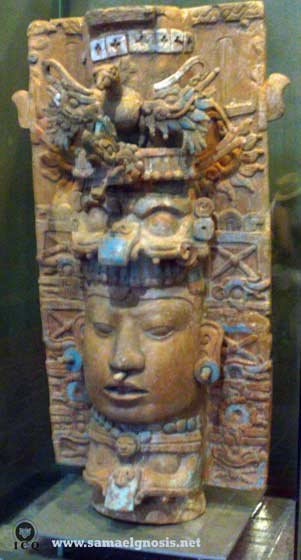 El arte regio como el que se encuentra en este incensario con atributos femeninos, así como algunos sueños especiales van dirigidos al centro emocional superior. Museo la Zona Arqueológica de Palenque Chiapas, México. El arte regio como el que se encuentra en este incensario con atributos femeninos, así como algunos sueños especiales van dirigidos al centro emocional superior. Museo la Zona Arqueológica de Palenque Chiapas, México.