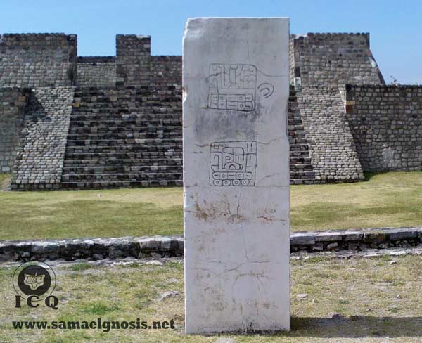 Estela con glifo 10 Caña y 9 Ojo de reptil. Zona Arqueológica de Xochicalco, Morelos, México. Estela con glifo 10 Caña y 9 Ojo de reptil. Zona Arqueológica de Xochicalco, Morelos, México.
