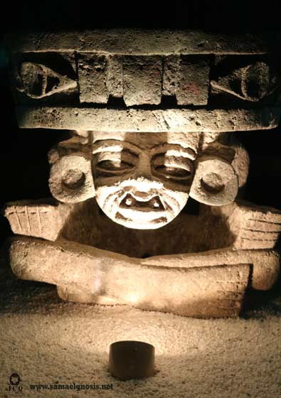 “Dios viejo del fuego” (Huehueteotl) junto a otros maestros vienen el mundo causal o de la música, Zona Arqueológica de Teotihuacán, México.