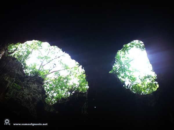 Aperturas que permiten la entrada de luz a las grutas de Loltún (“flor de piedra” en maya) en Yucatán, México.