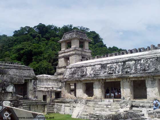 Complejo arquitectónico llamado “El Palacio”, zona arqueológica de Palenque, Chiapas, México. Cultura Maya. 