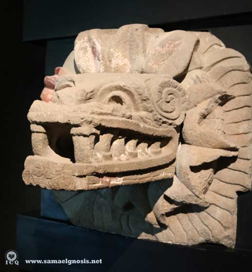 “Serpiente Emplumada” (Quetzalcóatl) simbolizando el Cristo íntimo, Zona Arqueológica de Teotihuacán, México.