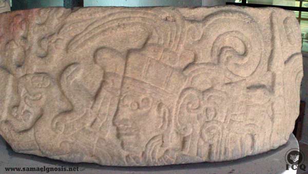 Fragmento de columna con un personaje que se encuentra tocado de plumas, símbolo de la mente purificada. Museo de Antropología de Xalapa. Fragmento de columna con un personaje que se encuentra tocado de plumas, símbolo de la mente purificada. Museo de Antropología de Xalapa.