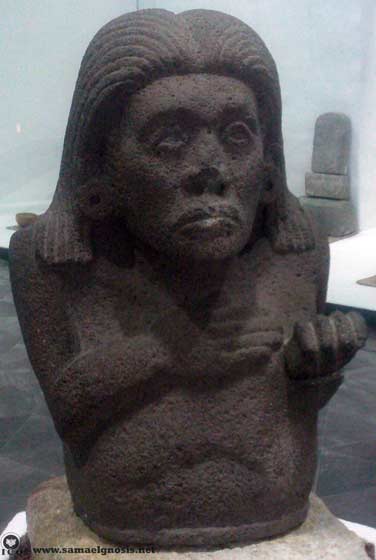 El sueño de la conciencia trae tristeza y dolor para el alma, como lo observamos en esta figura, la mano en el corazón nos señala que hay que poner todo el empeño en despertar y que el camino es algo interior. Museo de Zona Arqueológica de Xochicalco, Morelos, México. El sueño de la conciencia trae tristeza y dolor para el alma, como lo observamos en esta figura, la mano en el corazón nos señala que hay que poner todo el empeño en despertar y que el camino es algo interior. Museo de Zona Arqueológica de Xochicalco, Morelos, México.