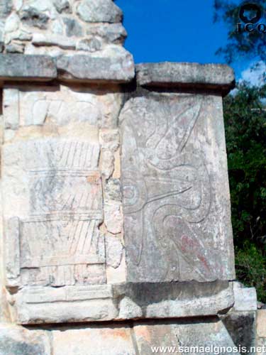 Detalle del Templo de Venus en Chichén Itzá, Yucatán, México. En él se destaca el símbolo maya del planeta Venus que es regente del mundo causal. En la parte izquierda es un “nudo” de años y en la derecha una media flor con áspides en los pétalos. Detalle del Templo de Venus en Chichén Itzá, Yucatán, México. En él se destaca el símbolo maya del planeta Venus que es regente del mundo causal. En la parte izquierda es un “nudo” de años y en la derecha una media flor con áspides en los pétalos.
