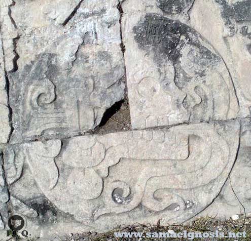 Cráneo con glifo de la palabra, destacando la importancia que tiene el verbo y su sabio uso, como es el caso de los mantram. Zona Arqueológica de Chichén Itzá. Yucatán, México. Cultura Maya. Cráneo con glifo de la palabra, destacando la importancia que tiene el verbo y su sabio uso, como es el caso de los mantram. Zona Arqueológica de Chichén Itzá. Yucatán, México. Cultura Maya.