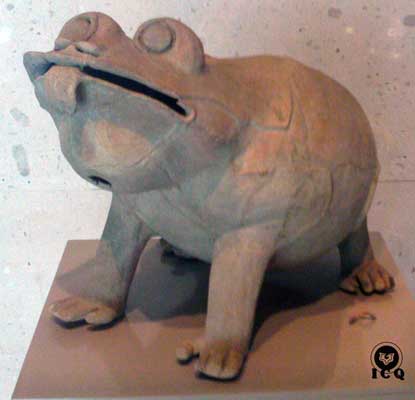 Cerámica de una rana”. [MAX]