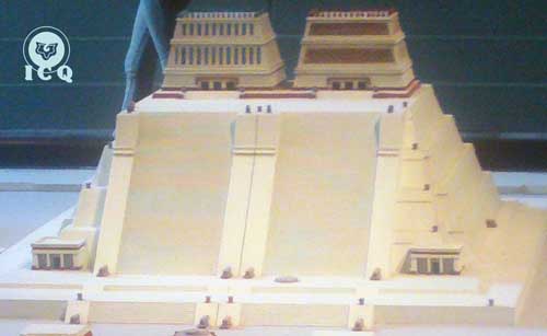 Adoratorios al dios Tláloc de azul y al dios Colibrí Zurdo (Huitzilopochtli) de rojo. Maqueta, [MAM]