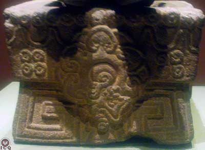 «En el museo de Antropología e Historia de la ciudad de México se halla Xochipilli sentado sobre un cubo de basalto bellamente tallado».