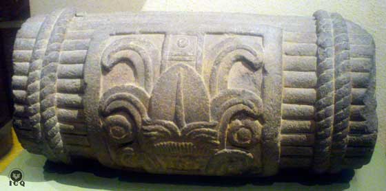 Representación en piedra de un tambor (teponaztli). [Museo Nacional de Antropología]